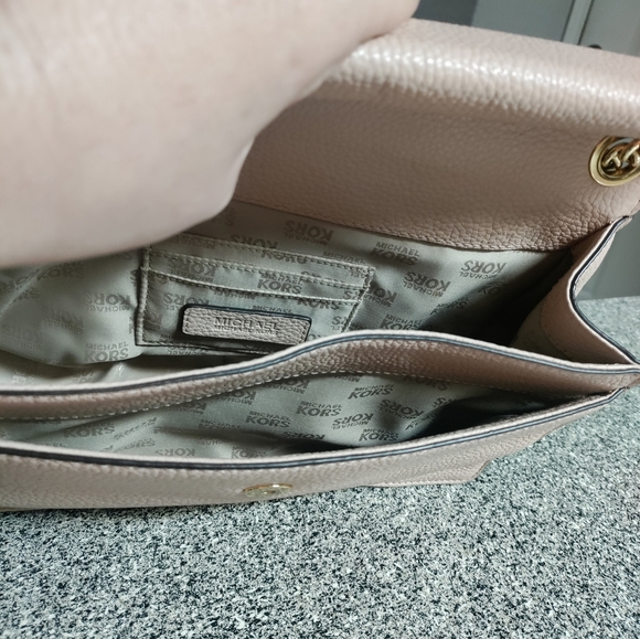 Michael Kors Blush Shoulder Bag with Gold Chain - Picture 6 of 9